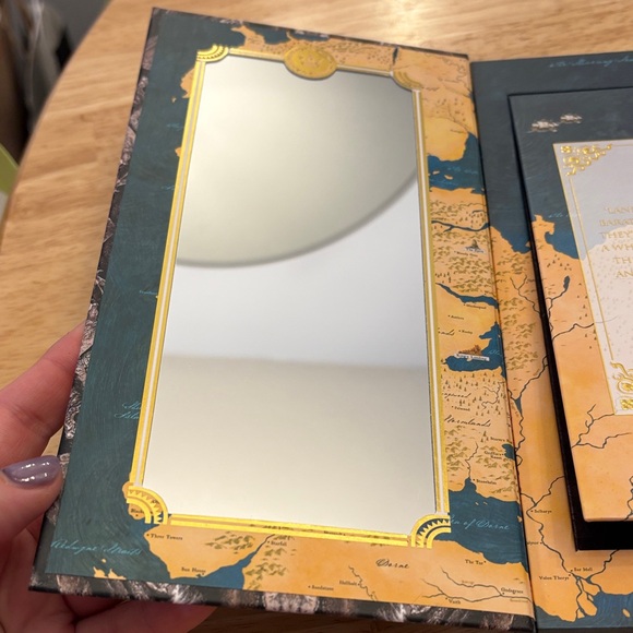 Official Game of Thrones Urban Decay Collectable Pop-up Eyeshadow Palette - Picture 8 of 15